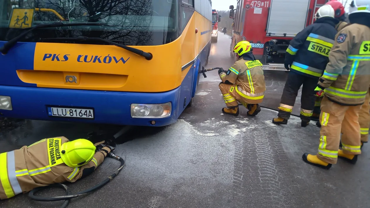 Strażacy ugasili płonące hamulce w autobusie. Nie ma poszkodowanych. - Zdjęcie główne