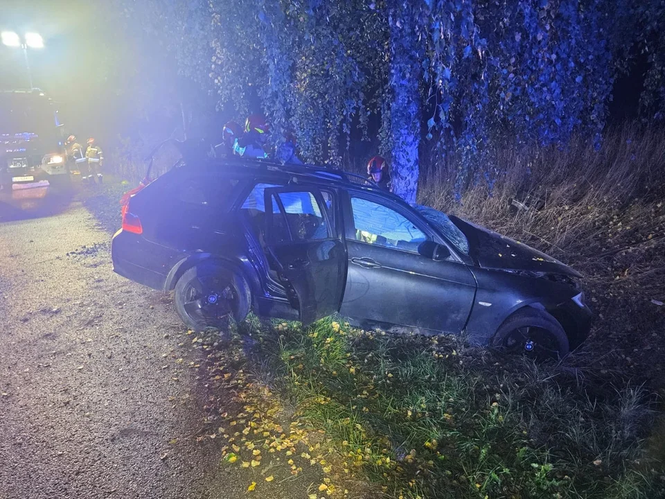 Pow. lubartowski: BMW wpadło w poślizg i uderzyło w drzewo. Nie żyje 18-latek. Policja podała szczegóły