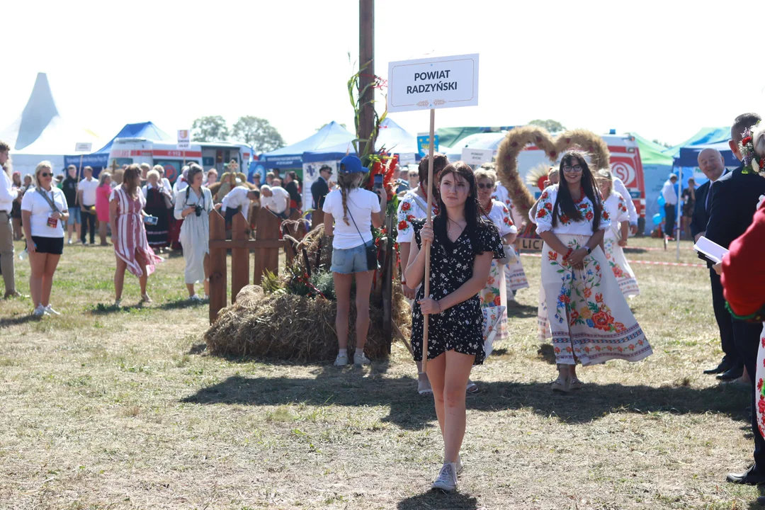 Korowód dożynkowy w Radawcu