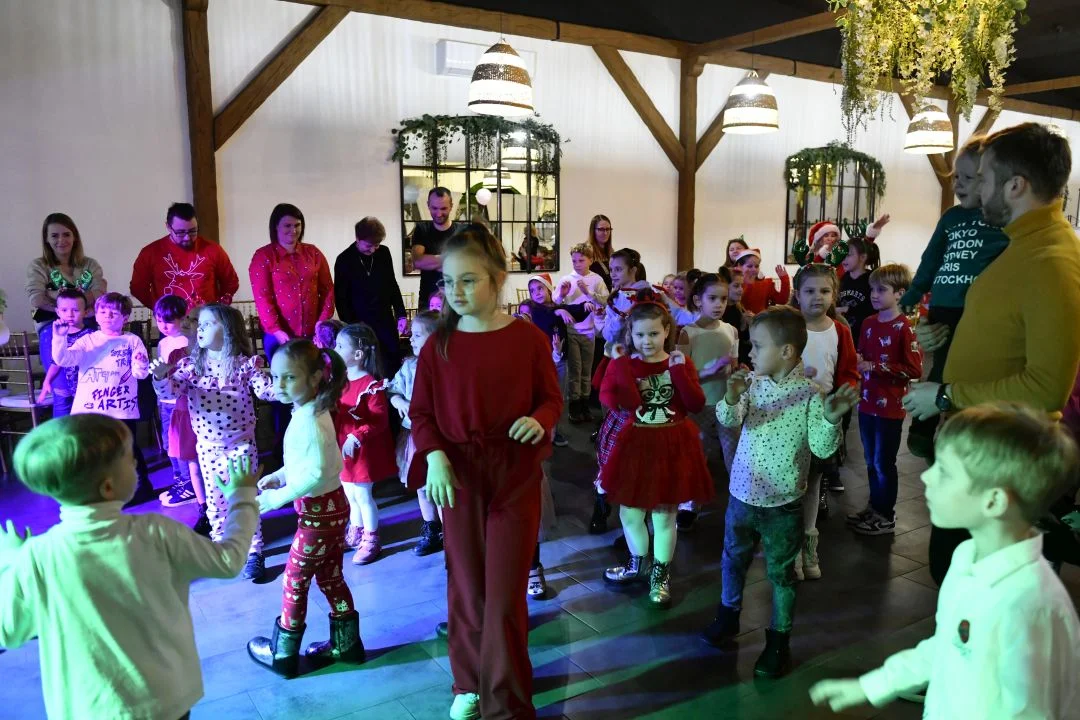 ŁUKÓW Mikołajkowa zabawa w Czterech Kątach. (ZDJĘCIA) Był baławanek Olaf i Św. Mikołaj - Zdjęcie główne