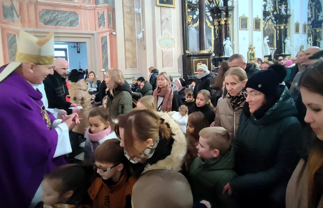 Dzieci z rodzicami modliły się podczas mszy św. z udziałem Bpa Grzegorza Suchodolskiego. Błogosławieństwo przez nałożenie rąk