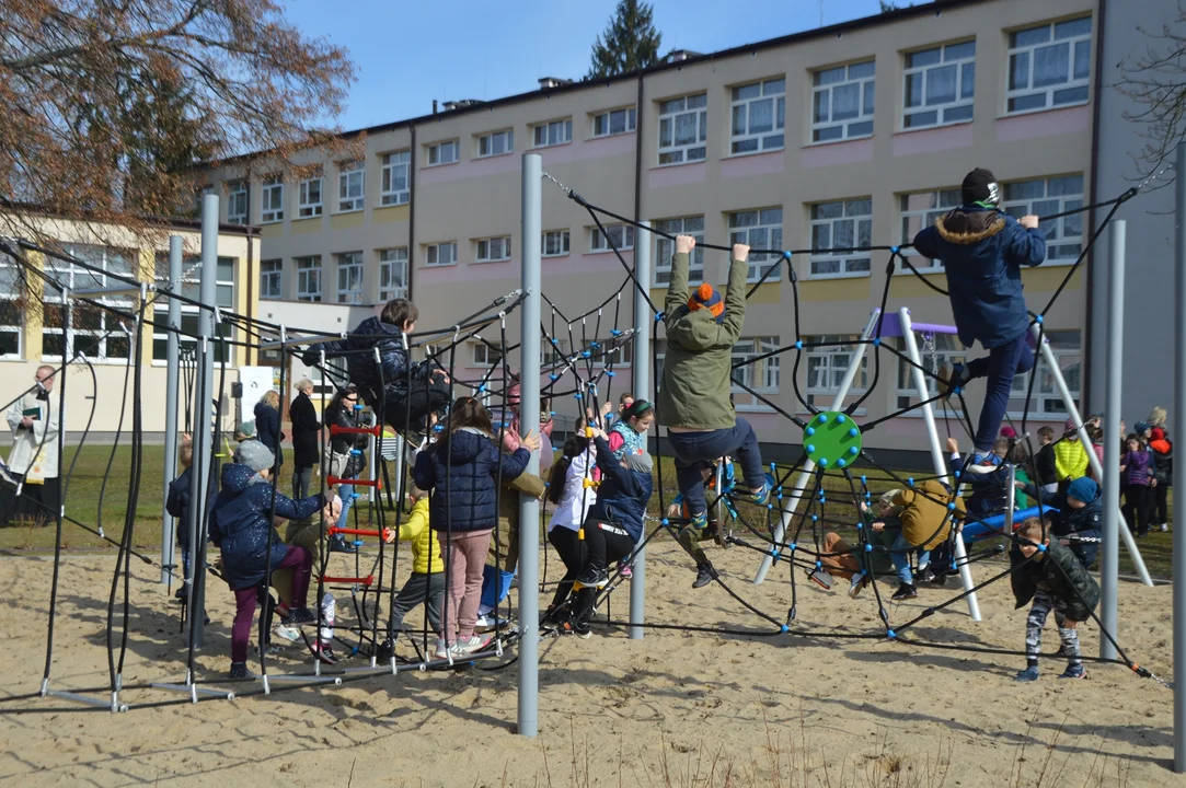 Otwarcie ogrodu sensorycznego i plac zabaw w SP nr 4 im. Mikołaja Kopernika w Puławach