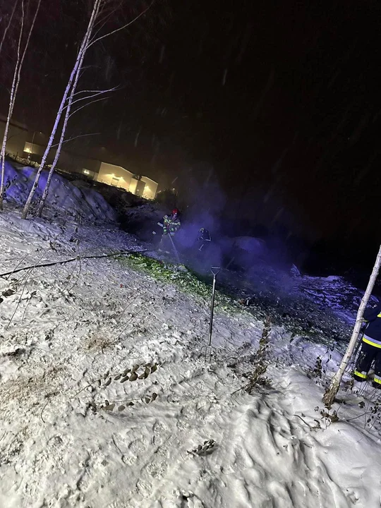 Pożar w strefie ekonomicznej pod Łukowem. Paliły się śmieci