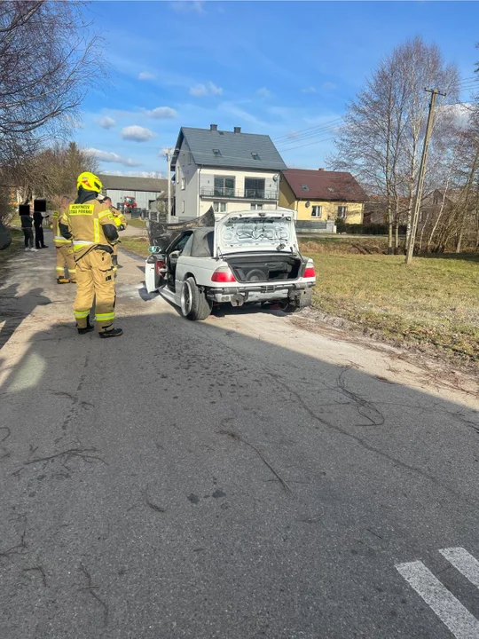 Pożar BMW na drodze