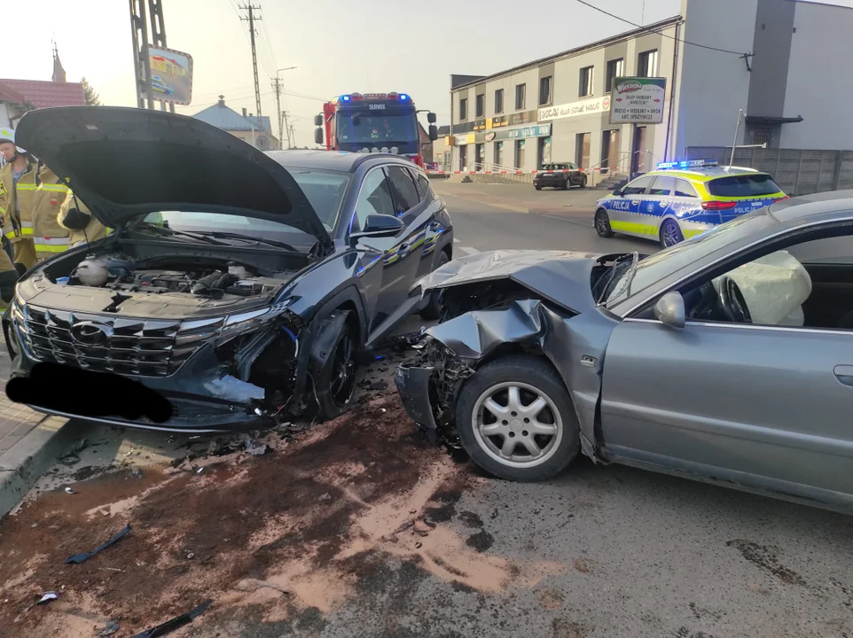 Zderzenie dwóch samochodów w Staninie. Trzy osoby trafiły do szpitala - Zdjęcie główne