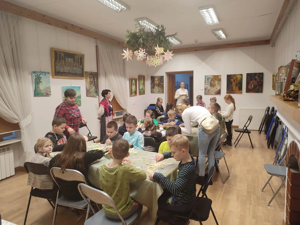 ŁUKÓW Warsztaty Bożonarodzeniowe w Muzeum Regionalnym.(ZDJĘCIA) Robią ozdoby z kolorowego opłatka