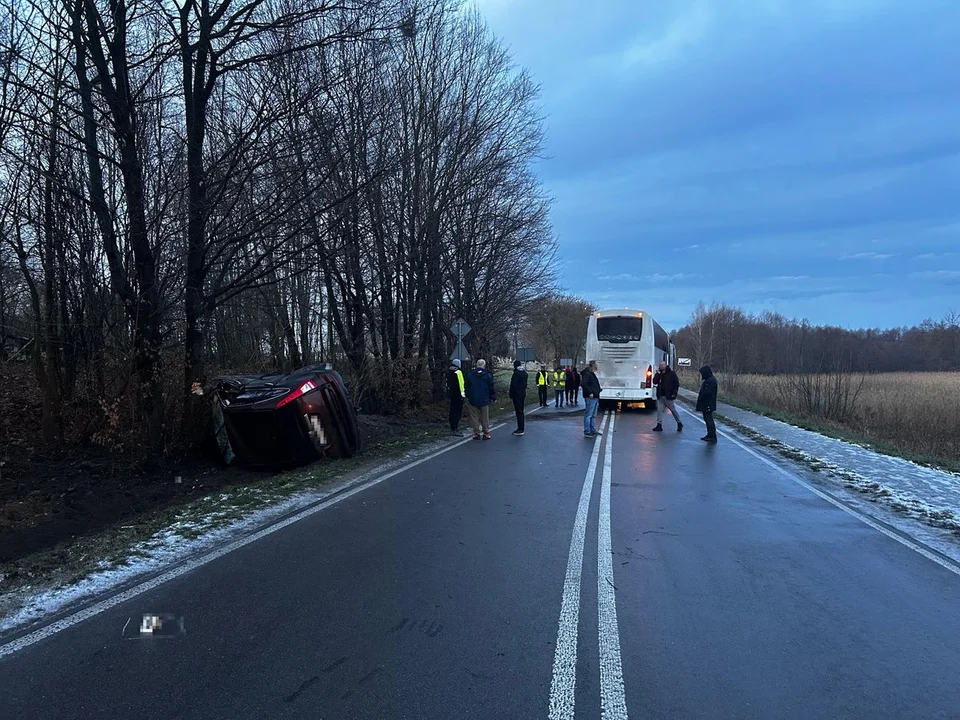 Województwo lubelskie: Autokar wjechał do rowu, a wcześniej osobówka. Nowe informacje