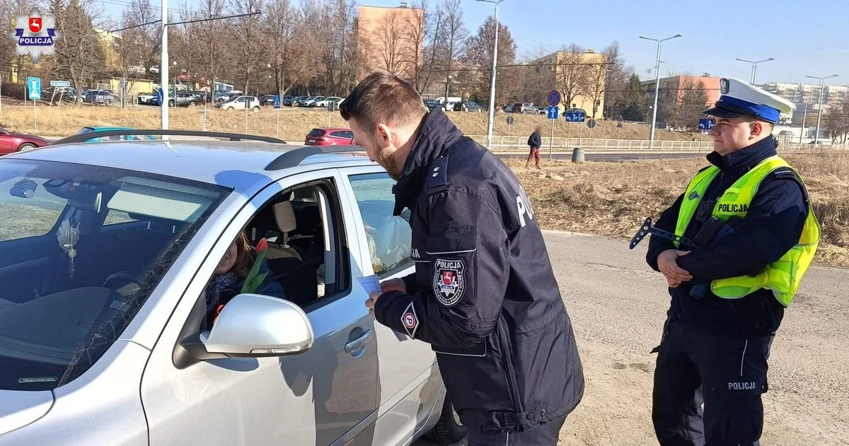 Lublin: Niespodzianka policjantów z okazji Dnia Kobiet. Dla każdej zatrzymanej do kontroli kierującej