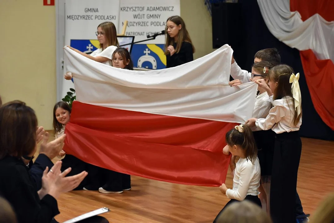 Wieczór z patriotyzmem w Krzewicy – tradycja i wspólnota na Narodowe Święto Niepodległości (ZDJĘCIA) - Zdjęcie główne