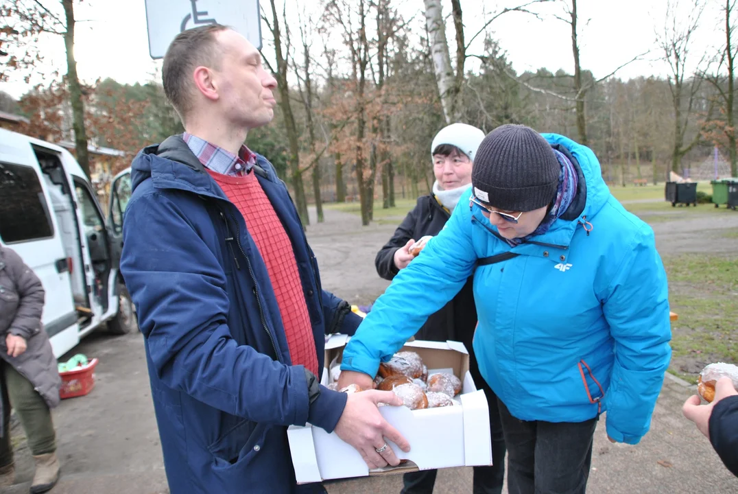 Radny Michał Kramek rozdawał dziś w Poniatowej pączki