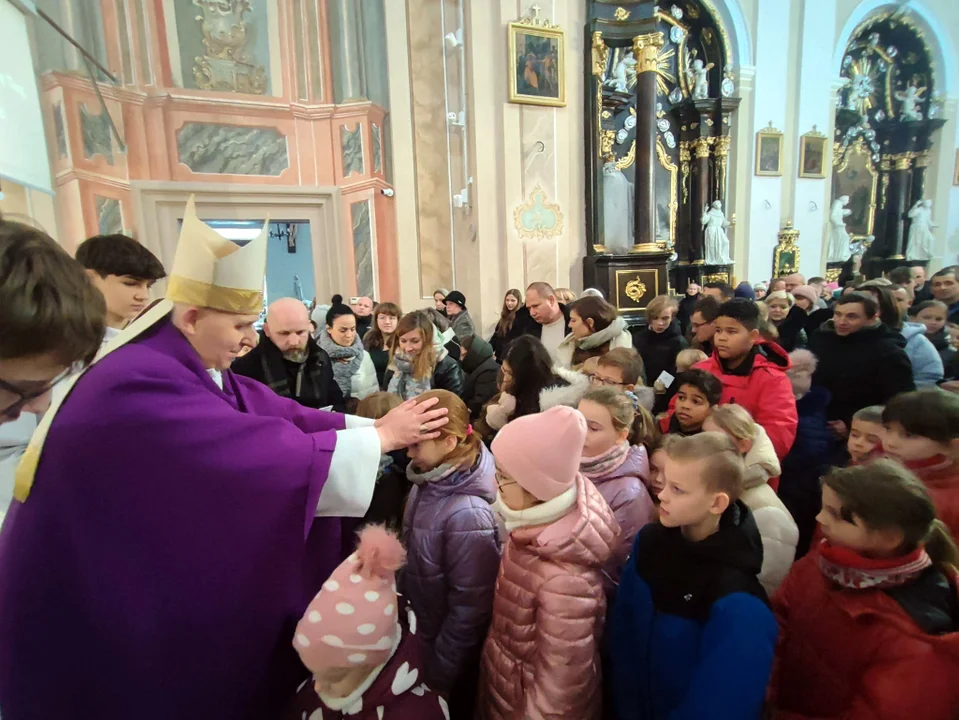 Dzieci z rodzicami modliły się podczas mszy św. z udziałem Bpa Grzegorza Suchodolskiego. Błogosławieństwo przez nałożenie rąk