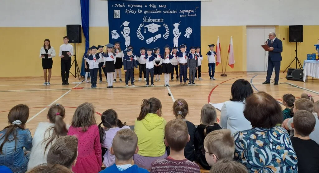 Ślubowanie uczniów klasy I w Szkole Podstawowej w Sarnowie