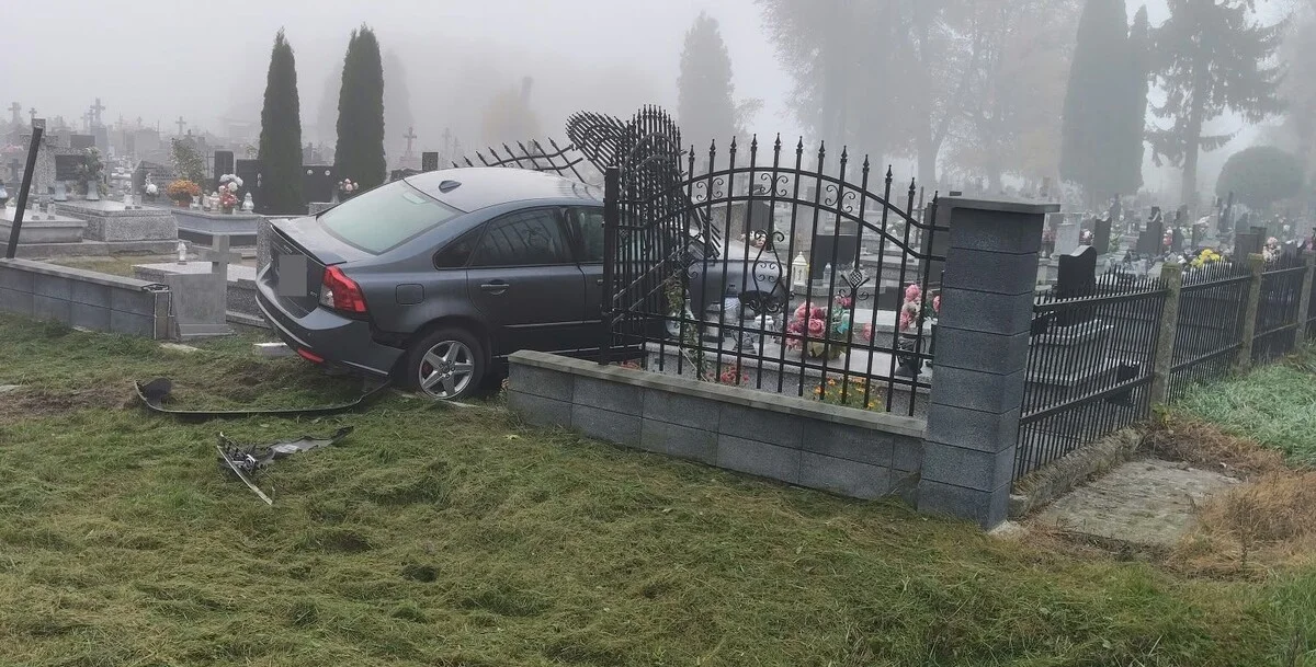 Wjechał samochodem w cmentarz w woj. lubelskim. Uszkodził ogrodzenie i kilka nagrobków