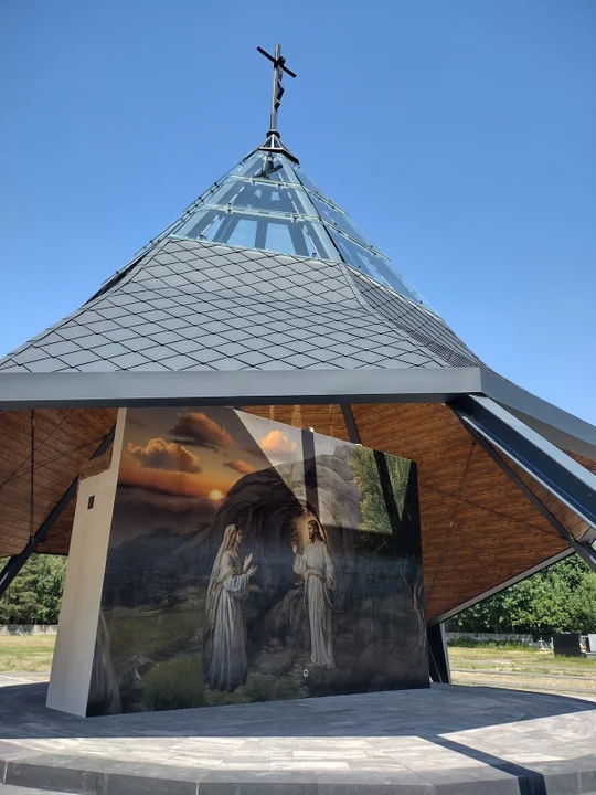 Kaplica Cmentarna pod wezwaniem Marii Magdaleny w Pilawie już gotowa. Budynek ze szklanym dachem robi ogromne wrażenie!