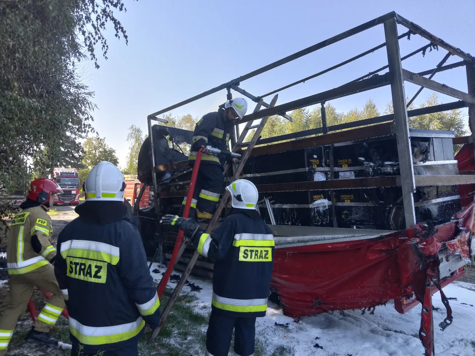 Radzyń Podlaski: Pożar dostawczaka. Samochód niemal doszczętnie spłonął