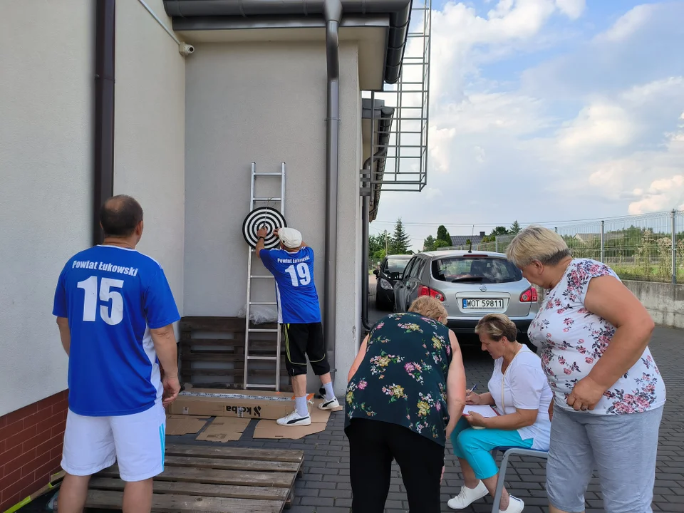 Seniorzy z gminy Stoczek Łukowski rywalizowali dojąc krowę