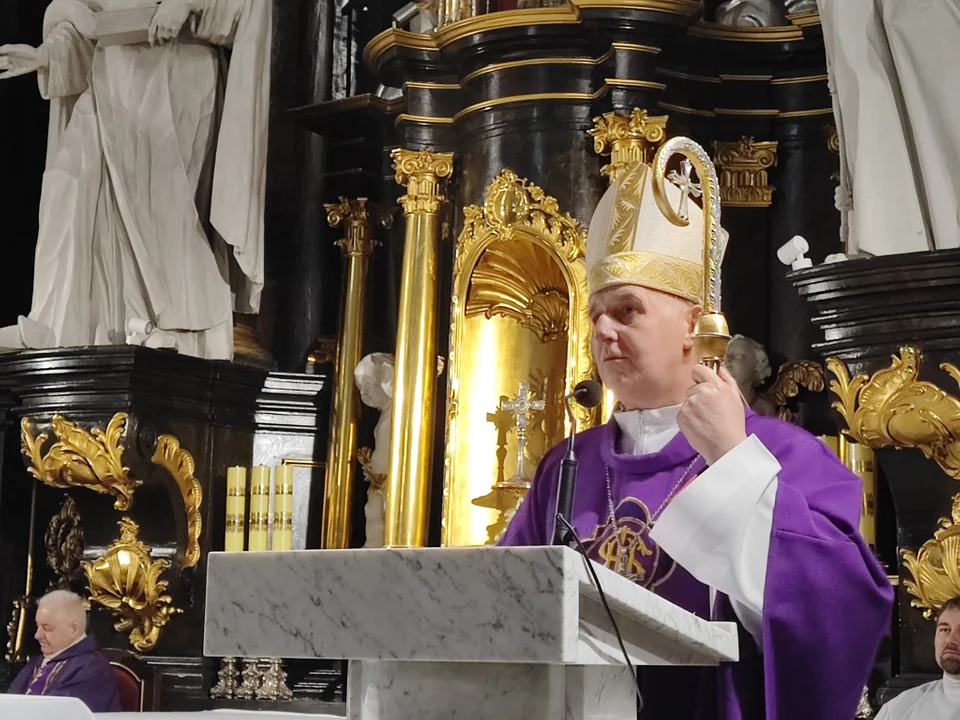 Biskup Grzegorz Suchodolski odwiedził Parafię Podwyższenia Krzyża Św. Ingres Biskupa z plebanii do kościoła i msza święta