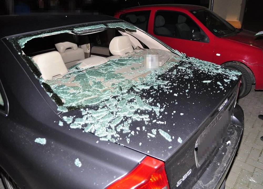Biała Podlaska: Chciał wybić szybę w oknie byłej. Uszkodził zaparkowane obok samochody - Zdjęcie główne