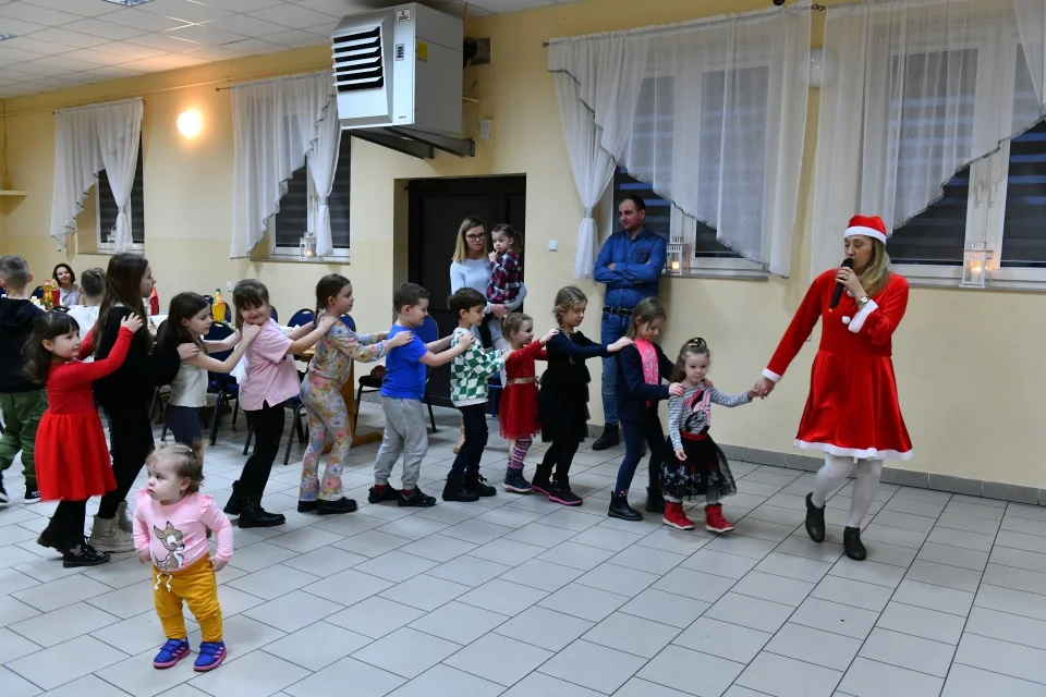 Zabawa choinkowa w Jeziorach (zdjęcia).