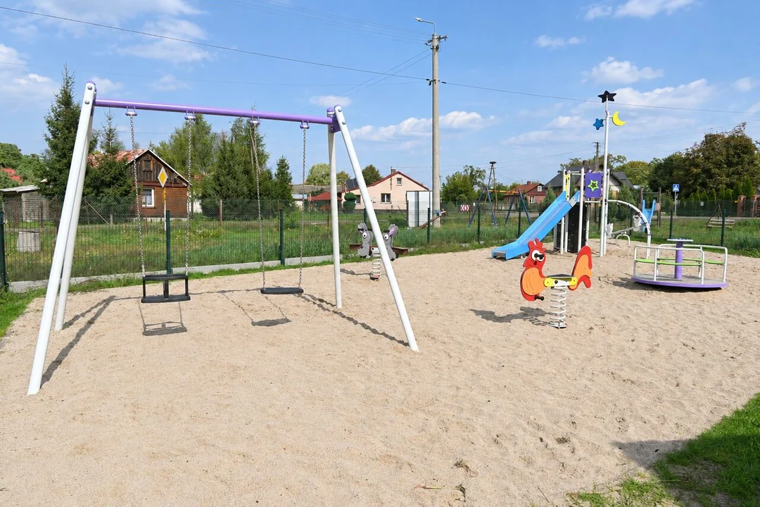 Gmina Ostrówek: Zbudowali plac zabaw w Tarkawicy - Zdjęcie główne