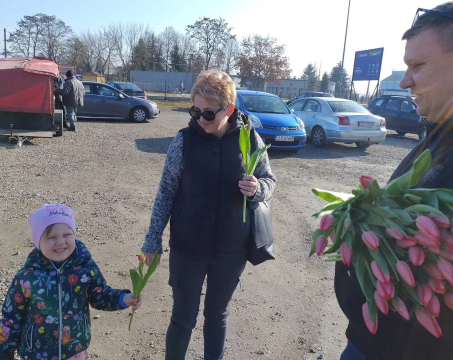 Świętujemy Dzień Kobiet w Łukowie – wręczyliśmy paniom kwiaty! - Zdjęcie główne