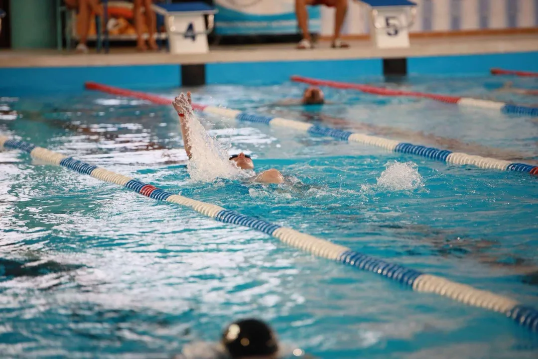 Triathlon MOSiR Lubartów. Pływali w basenie i biegali po lesie (zdjęcia) - Zdjęcie główne