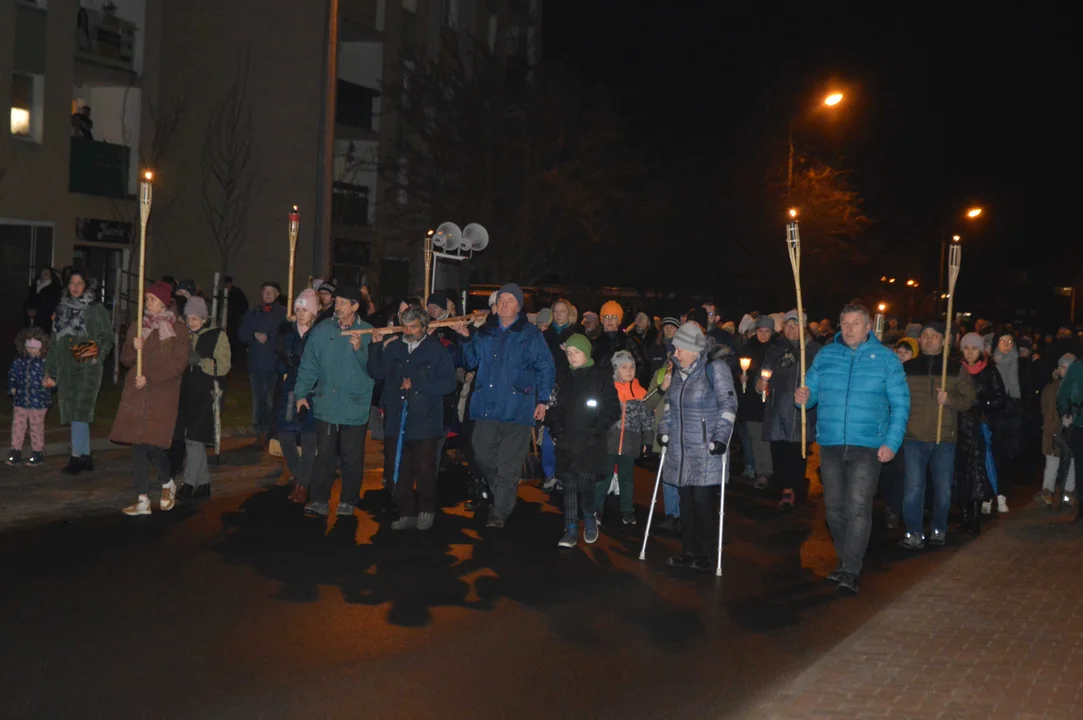 Tradycji stało się zadość. Z krzyżem przeszli ulicami Puław (zdjęcia) - Zdjęcie główne