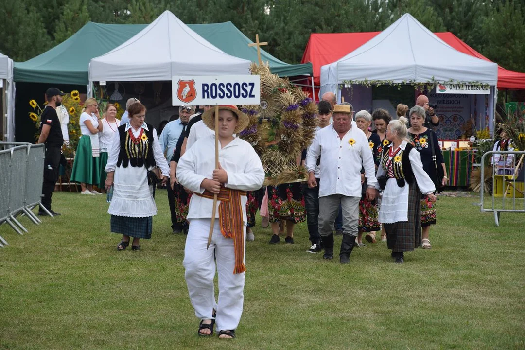 Dożynki Powiatowe w Drelowie 2023. Korowód i prezentacja wieńców