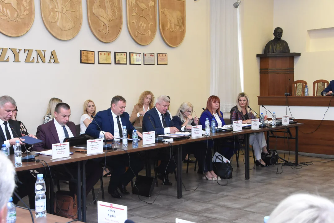 Pierwsza sesja Rady Powiatu Łukowskiego (zdjęcia) Ślubowanie i odbiór zaświadczeń - Zdjęcie główne