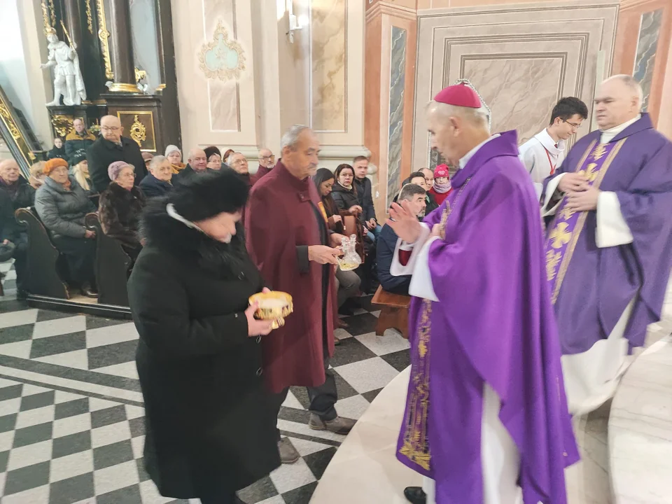 Biskup Grzegorz Suchodolski odwiedził Parafię Podwyższenia Krzyża Św. Ingres Biskupa z plebanii do kościoła i msza święta