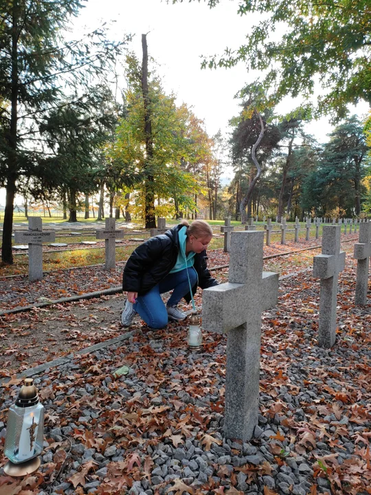 Uczniowie "Rolnika" zadbali o nagrobki na łukowskich cmentarzach