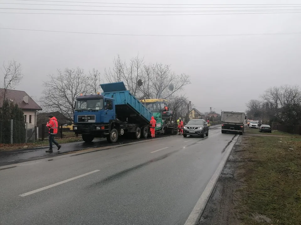 Przy drodze wojewódzkiej 824 w miejscowości Elżbieta trwa budowa chodnika