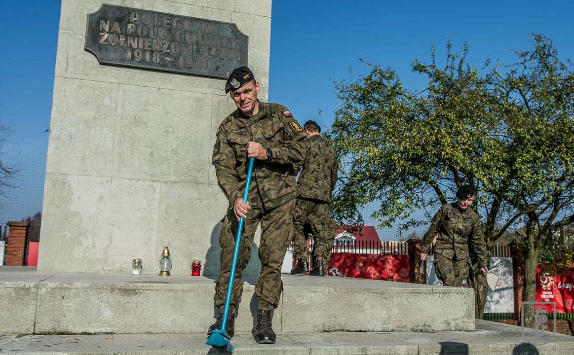 Biała Podlaska: Żołnierze uprzątnęli groby poległych bohaterów