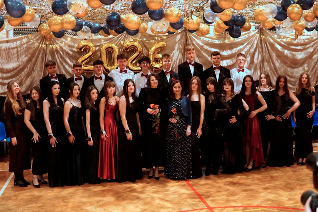 II część fotorelacji z balu ósmoklasisty w "jedynce"! (ZDJĘCIA GRUPOWE I ZABAWA) - Zdjęcie główne