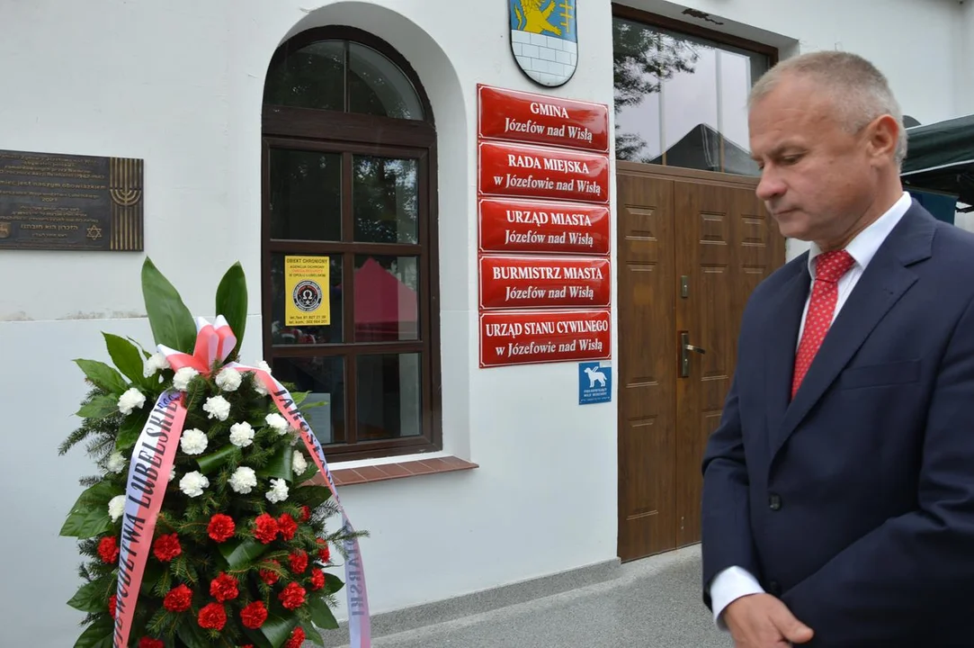 Odsłonięcie tablicy pamiątkowej poświęconej Żydom z Józefowa nad Wisłą zamordowanym podczas akcji "Reinhard"