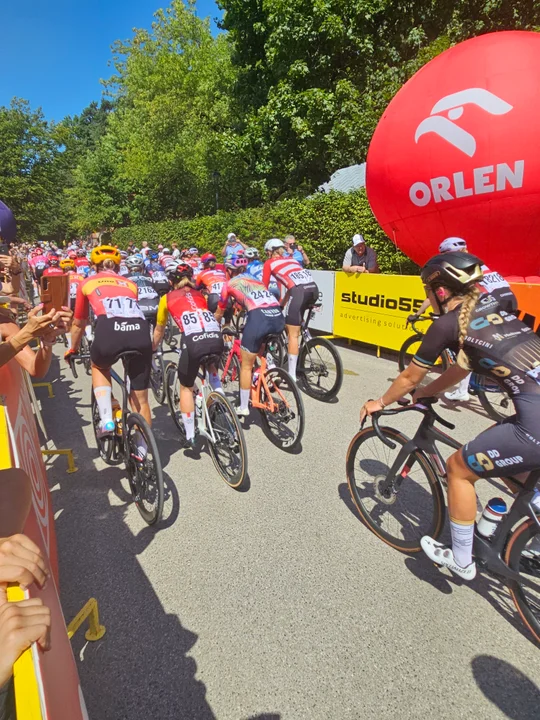 Nałęczów w centrum sportowych wydarzeń – finałowy etap Tour de Pologne Women wyruszył z Parku Zdrojowego