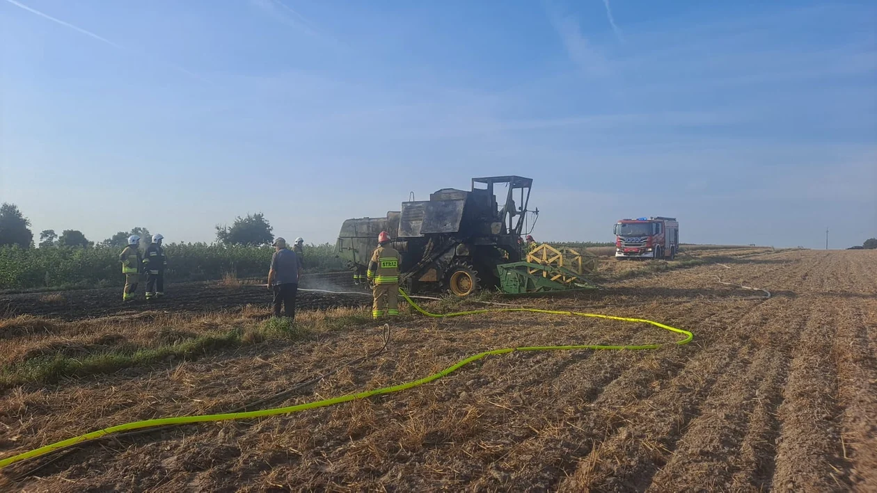 Pożar kombajnu w trakcie prac w gminie Serokomla. Maszyna całkowicie spłonęła - Zdjęcie główne