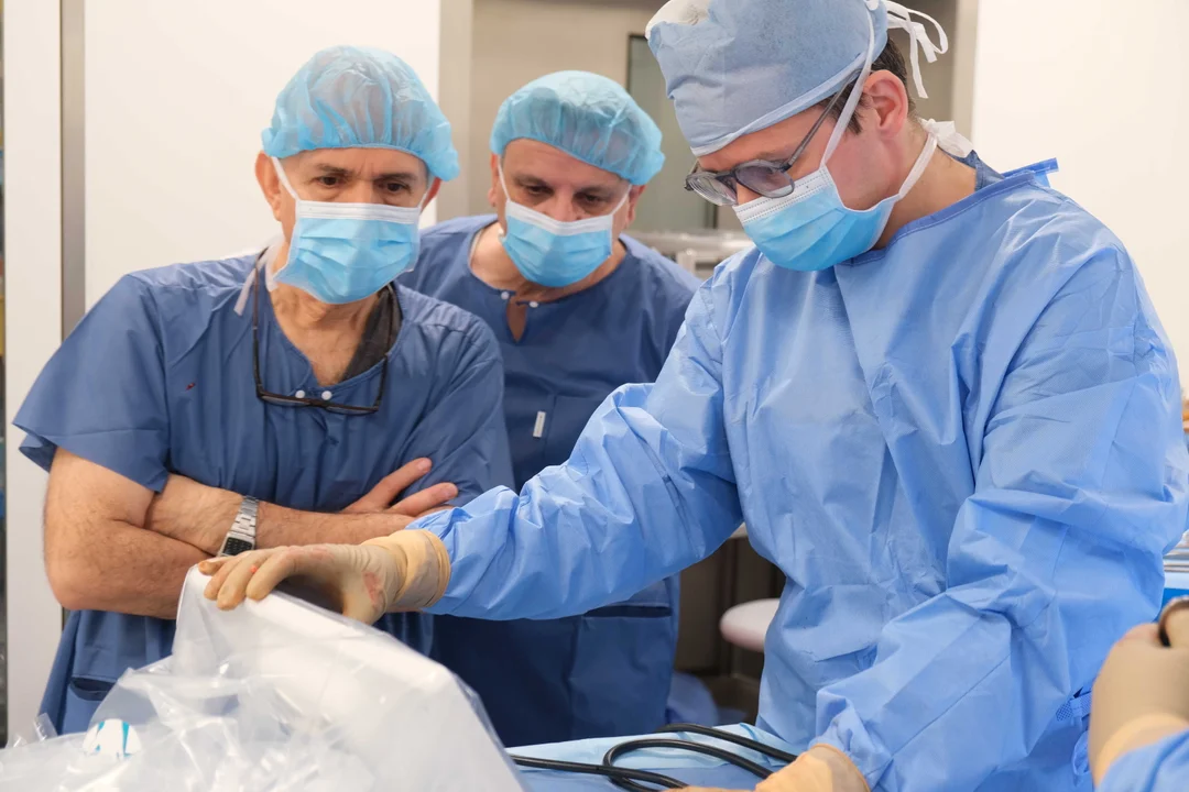 Zagraniczni chirurdzy na bloku operacyjnym w lubelskim szpitalu. Podglądali, jak operuje robot