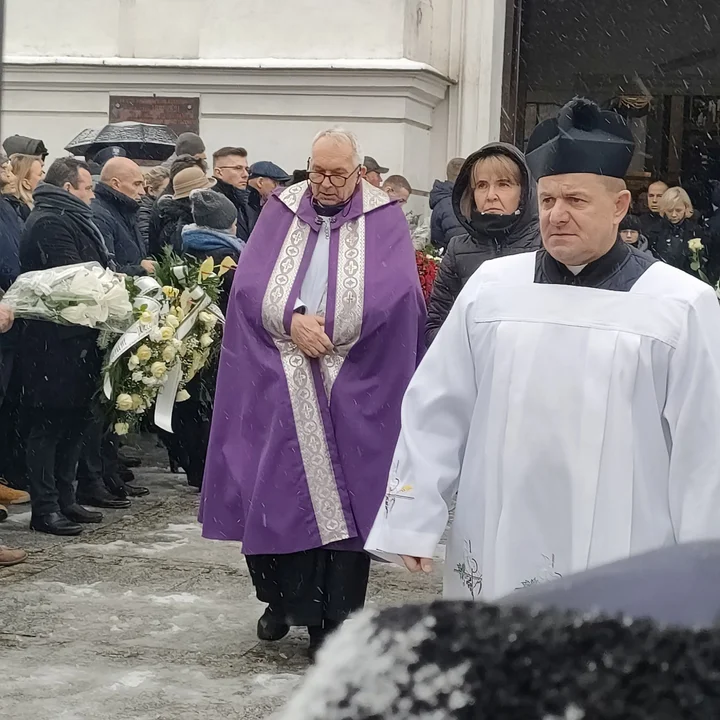 Tłumy pożegnały zamordowaną komornik z Łukowa.  Dziś w Adamowie odbył  się pogrzeb śp. Ewy Kochańskiej