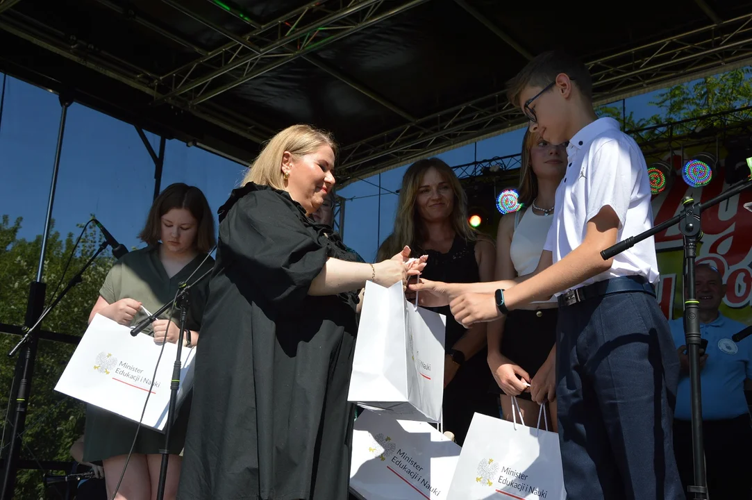 Wręczenie nagród ministra Przemysława Czarnka dla najzdolniejszych uczniów z gminy Poniatowa