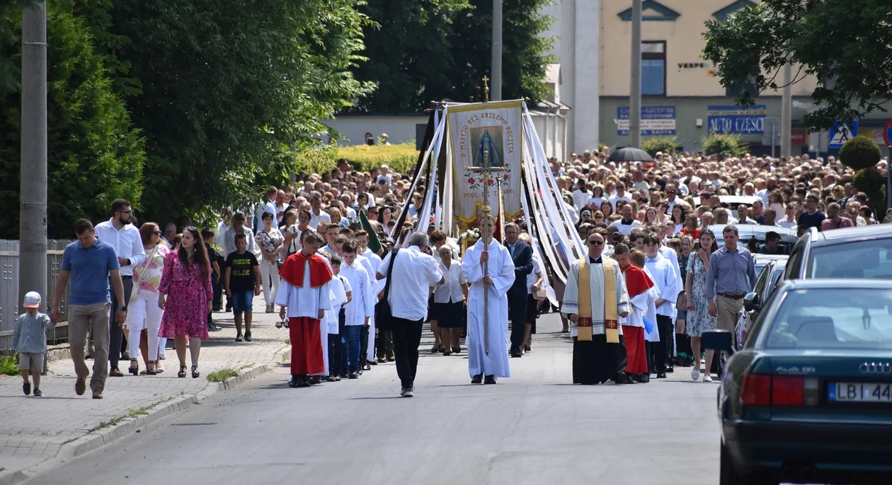 Setki wiernych na procesji Bożego Ciała w Międzyrzecu (ZDJĘCIA) - Zdjęcie główne