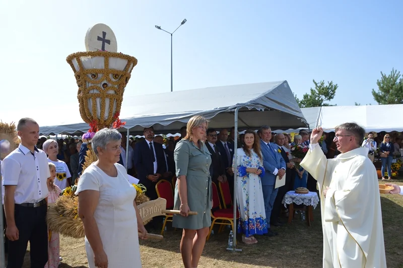 Siedlanów, jako gospodarz dożynek gminy Radzyń Podlaski wciąż zaprasza na trwające dożynki. Wieczorem szykuje się moc atrakcji muzycznych - Zdjęcie główne