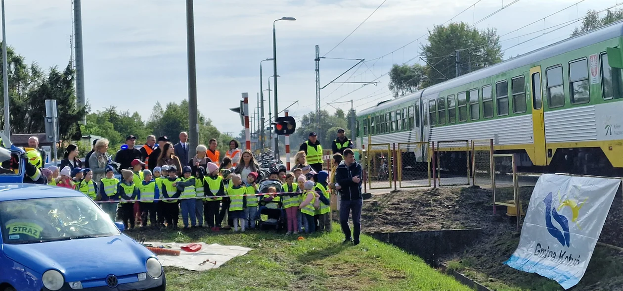 Powiat siedlecki: Promowali bezpieczeństwo na przejazdach kolejowych. Była m.in. symulacja ratownicza