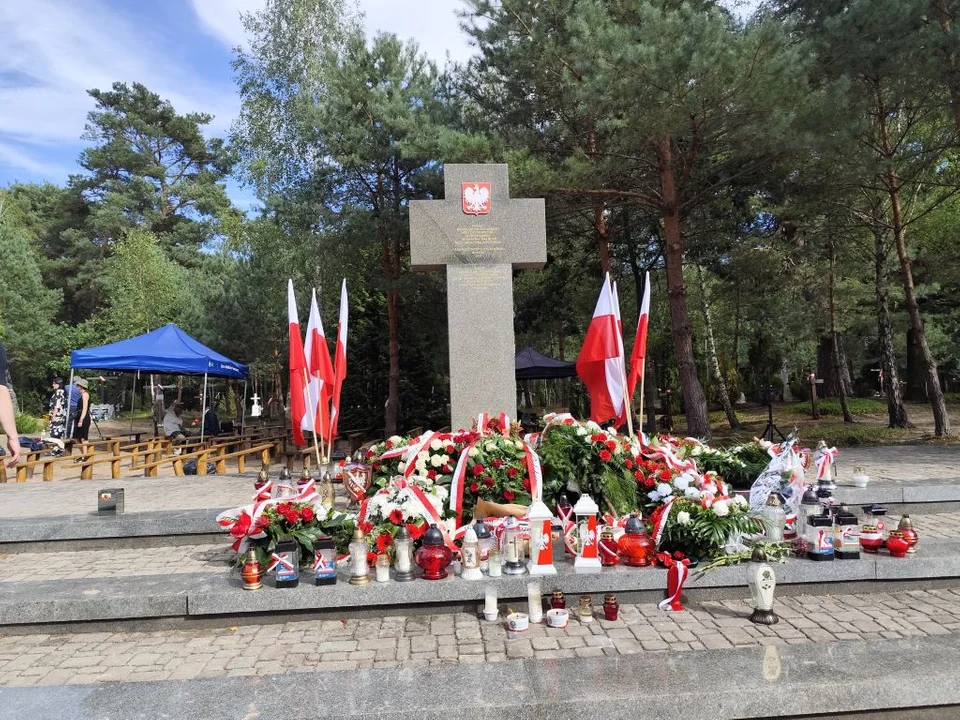 Rzędy malutkich trumienek oraz szeregi biało – czerwonych flag. Na terenie nieistniejącej wsi na Wołyniu pochowano ofiary Rzezi [zdjęcia] - Zdjęcie główne
