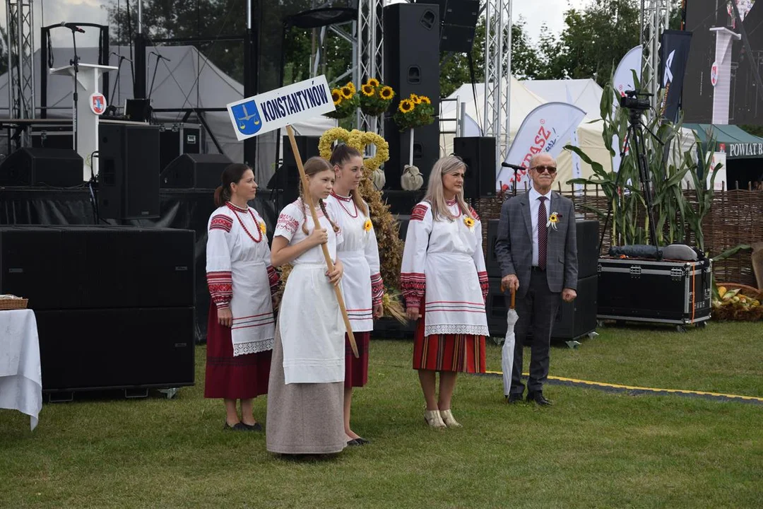 Dożynki Powiatowe w Drelowie 2023. Korowód i prezentacja wieńców