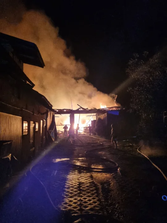 Powiat łukowski: Nocny pożar budynku. Ogień gasiło kilka zastępów strażaków