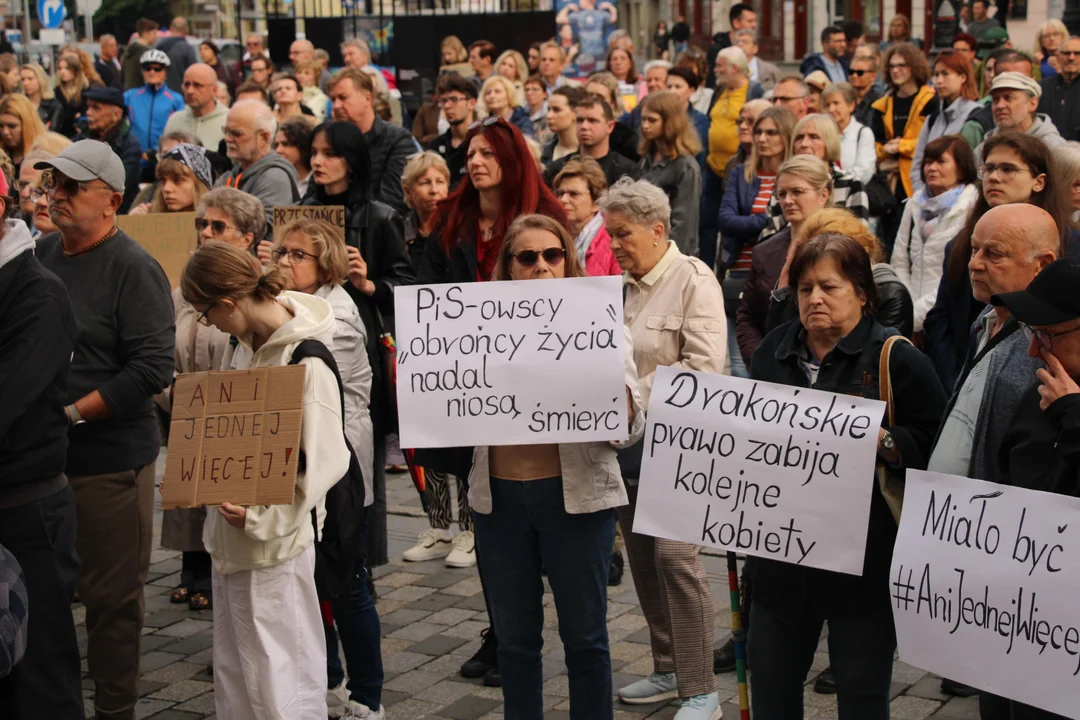 "Ani jednej więcej". Protest w Lublinie po śmierci ciężarnej Doroty