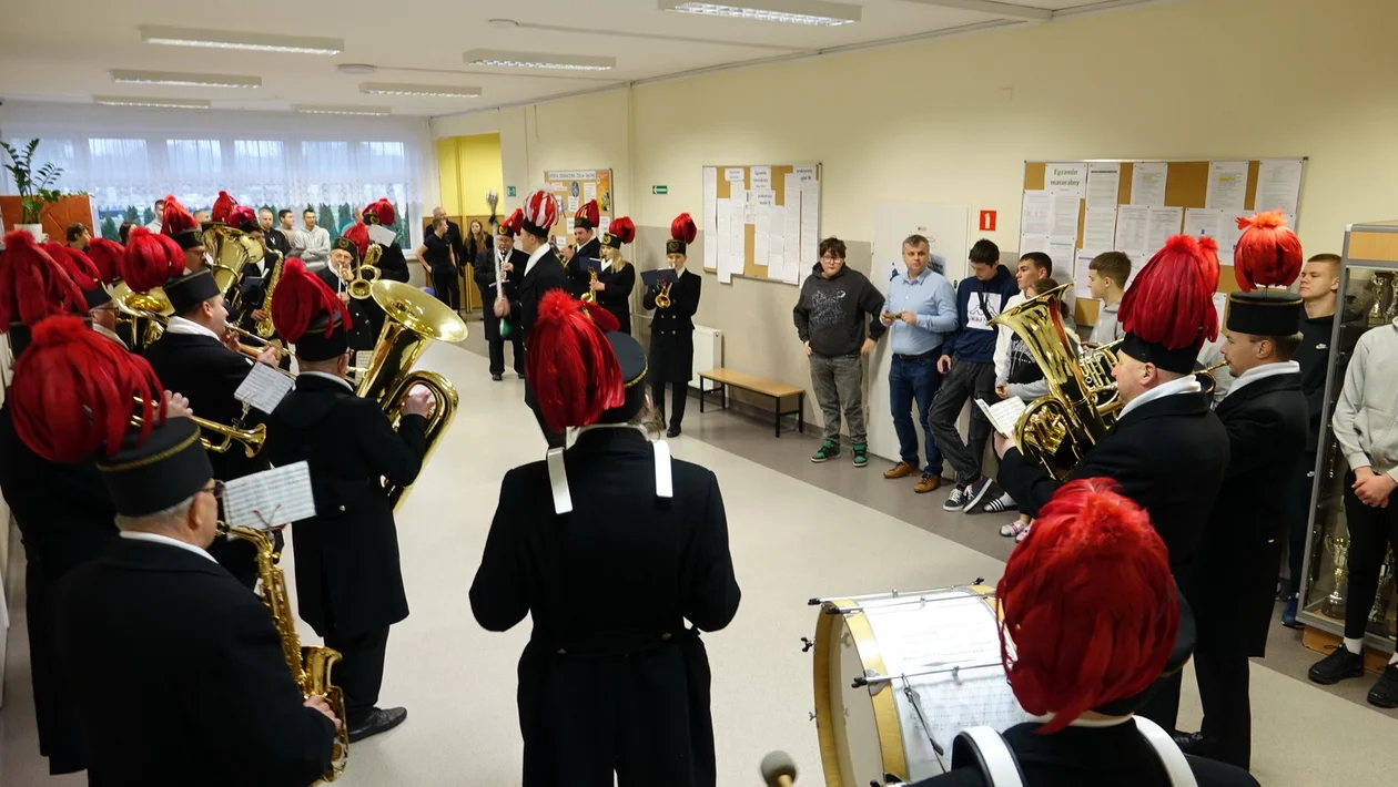 Łęczna: Orkiestra górnicza zagrała w szkole (WIDEO, ZDJĘCIA) - Zdjęcie główne