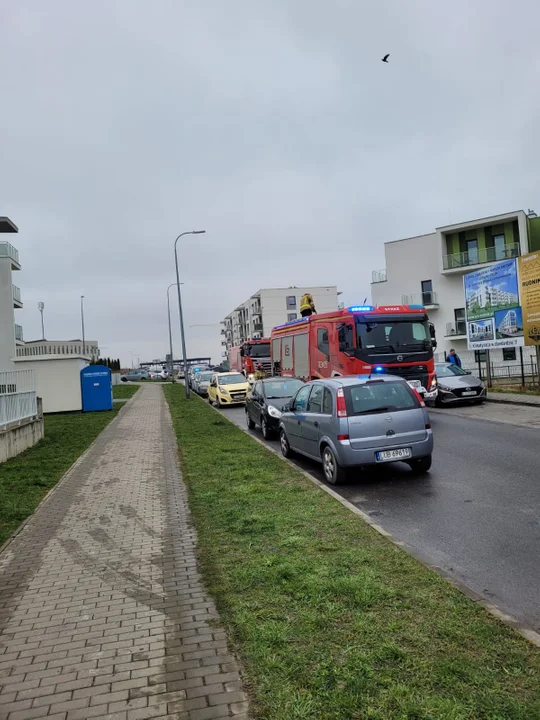 Lublin: Pożar mieszkania na Felinie. Ogień gasiło blisko 20 strażaków