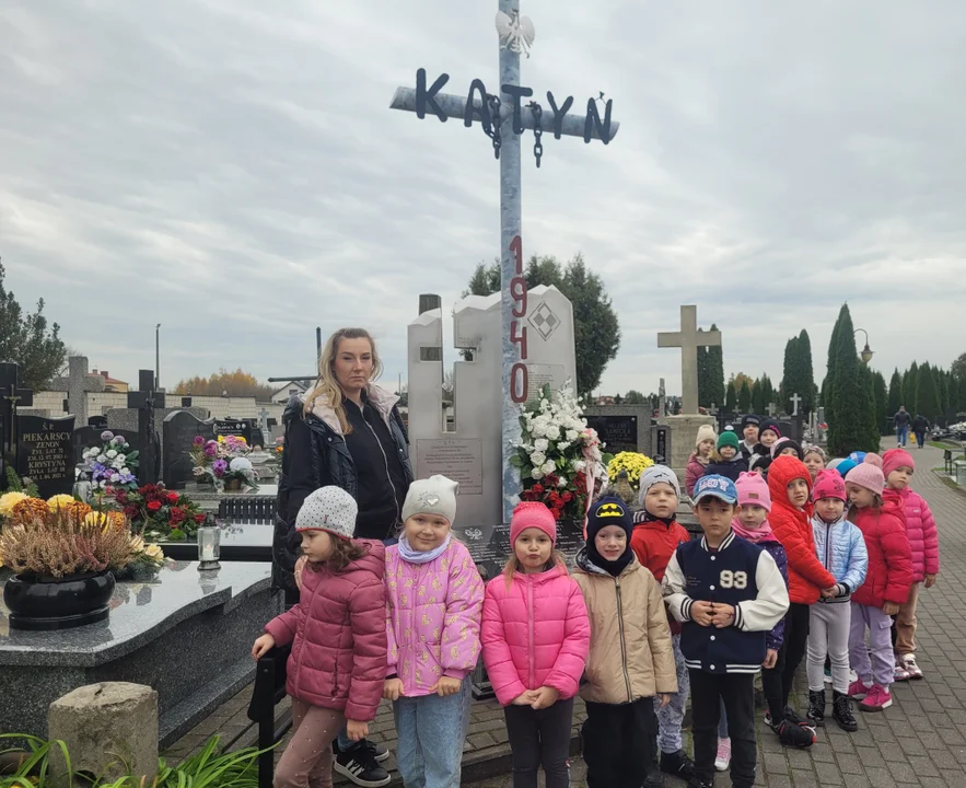 Przedszkolaki z łukowskiej Jedynki z wizytą na cmentarzu